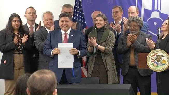 Illinois lifts moratorium on new large nuclear reactors