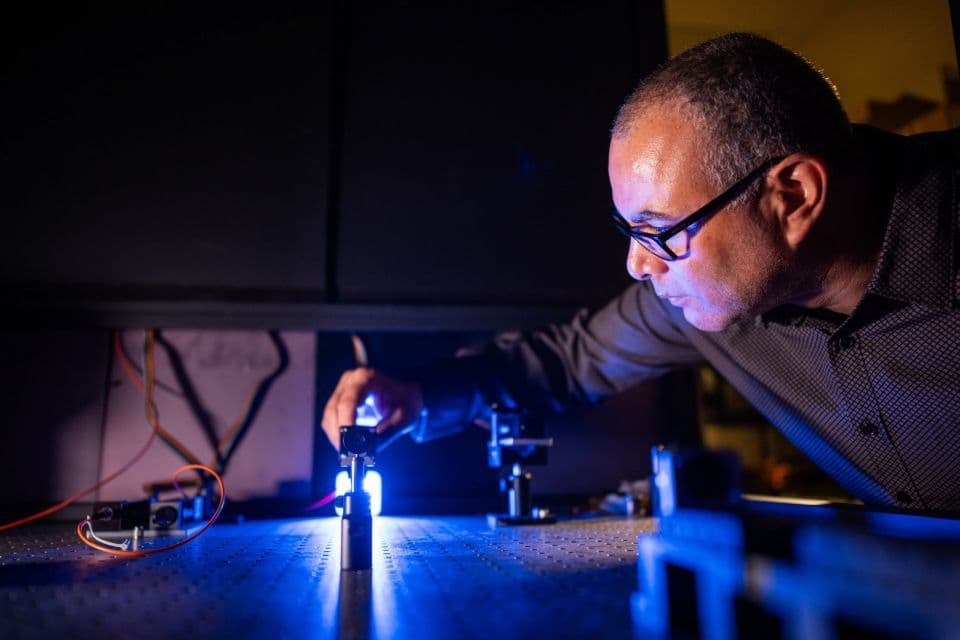 Laser-crystal sensor measures strong magnetic fields in challenging environments